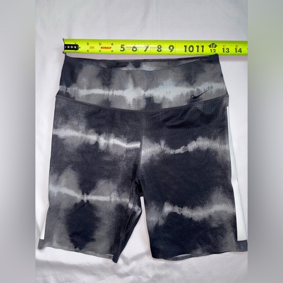 Nike Size M Black & Grey One Luxe 7 Inch Inseam Athletic Gym Bike Shorts - Picture 7 of 7